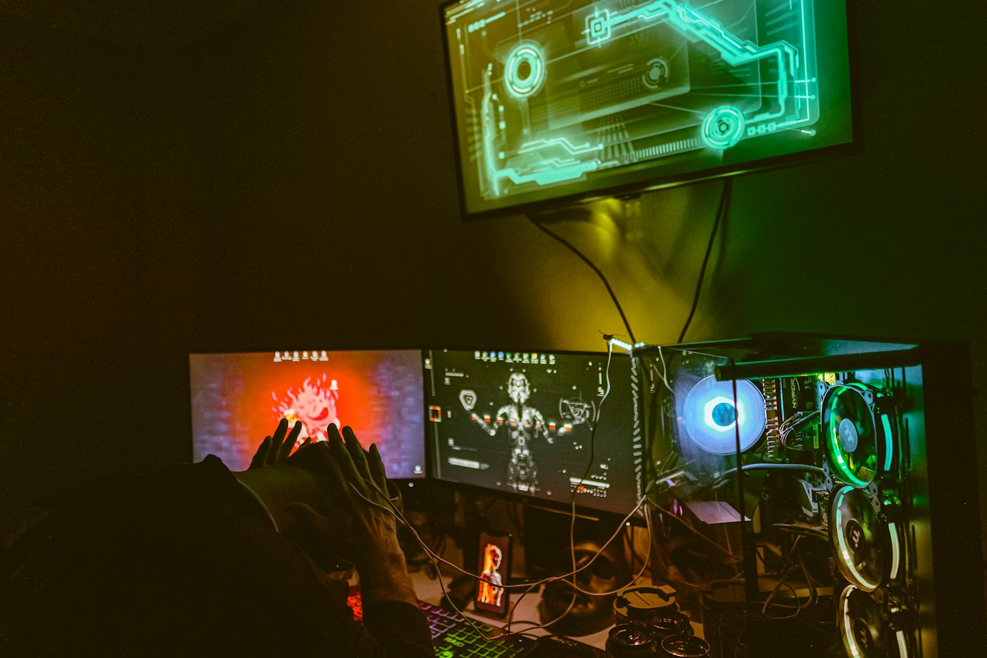 Personne réagissant à une configuration de jeu à trois moniteurs avec éclairage RVB.
