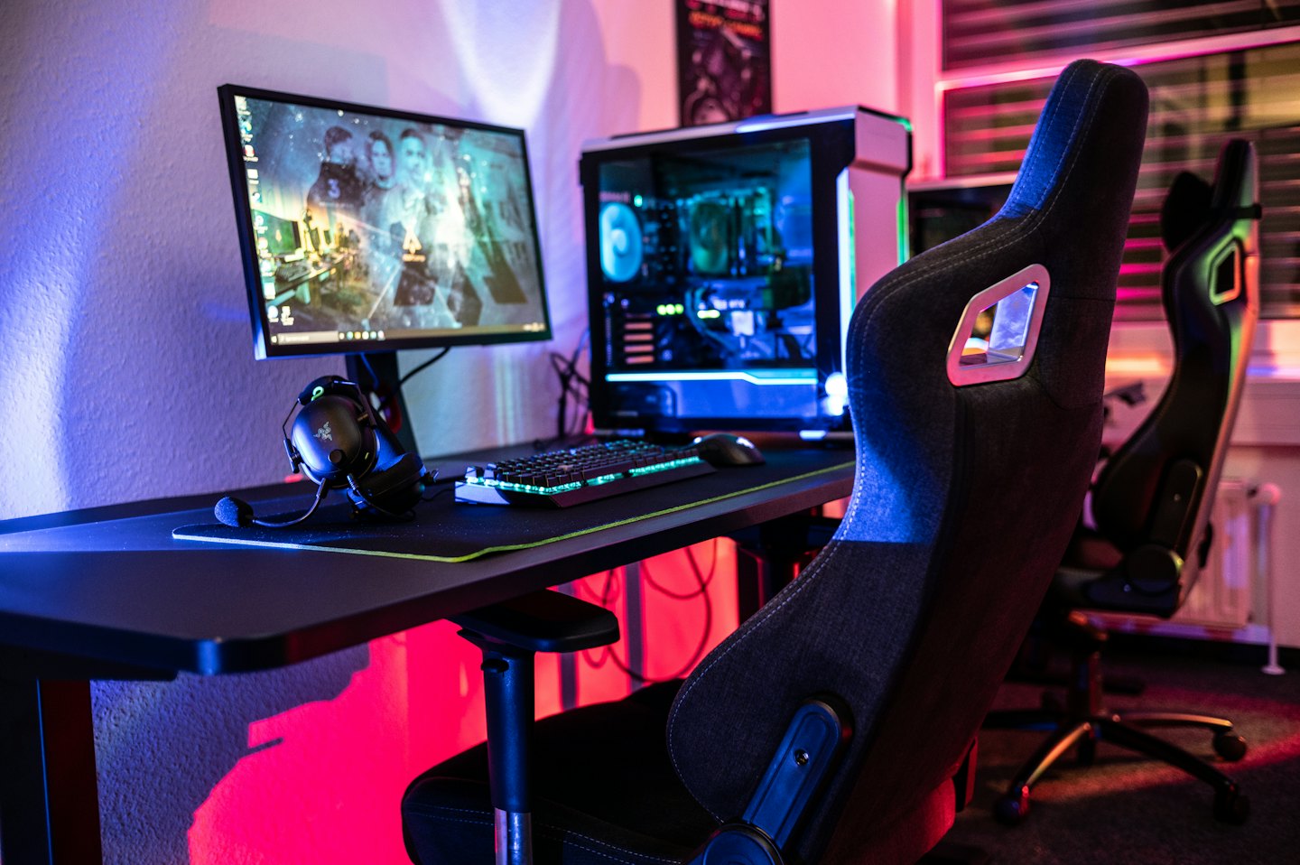 Configuration de jeu avec PC RVB, clavier, souris et casque.