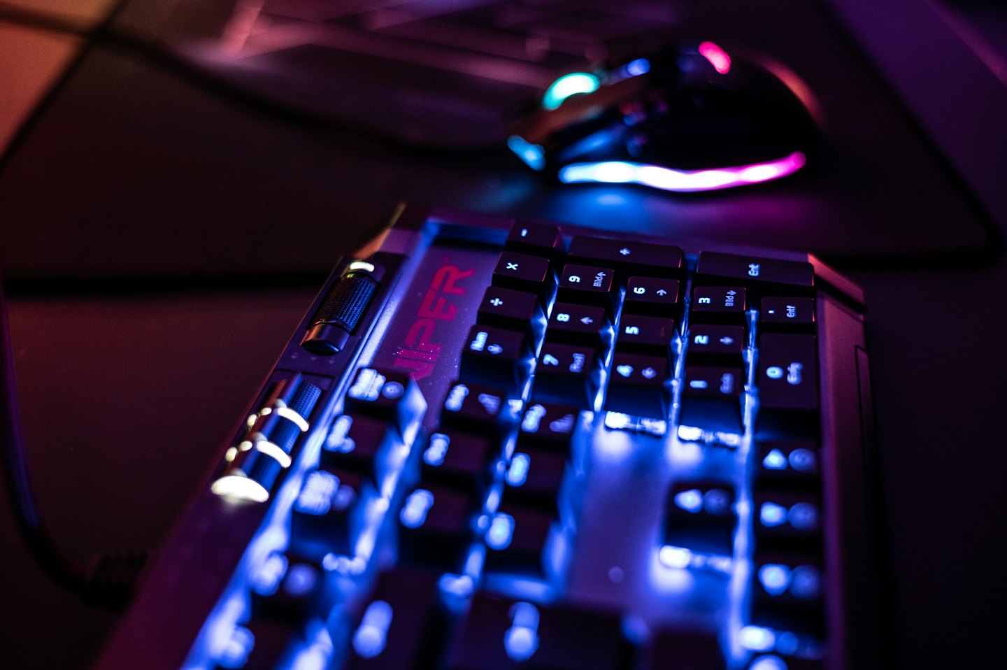 Clavier et souris de jeu RVB éclairés sur un bureau.